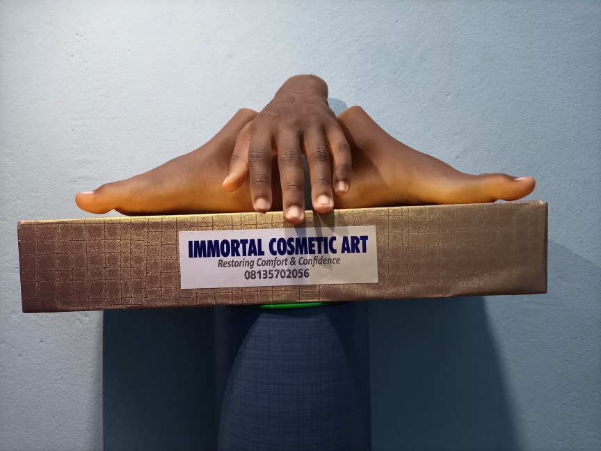 John Amanam fondateur de l'entreprise qui fabrique des prothèses pour peau noire au Nigeria