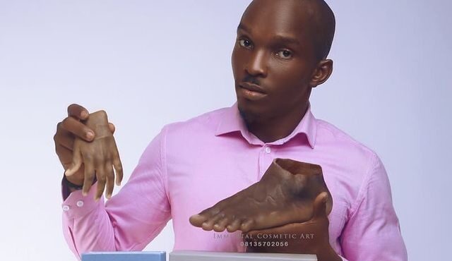 John Amanam, fondateur de l&rsquo;entreprise qui fabrique des prothèses pour peau noire au Nigeria